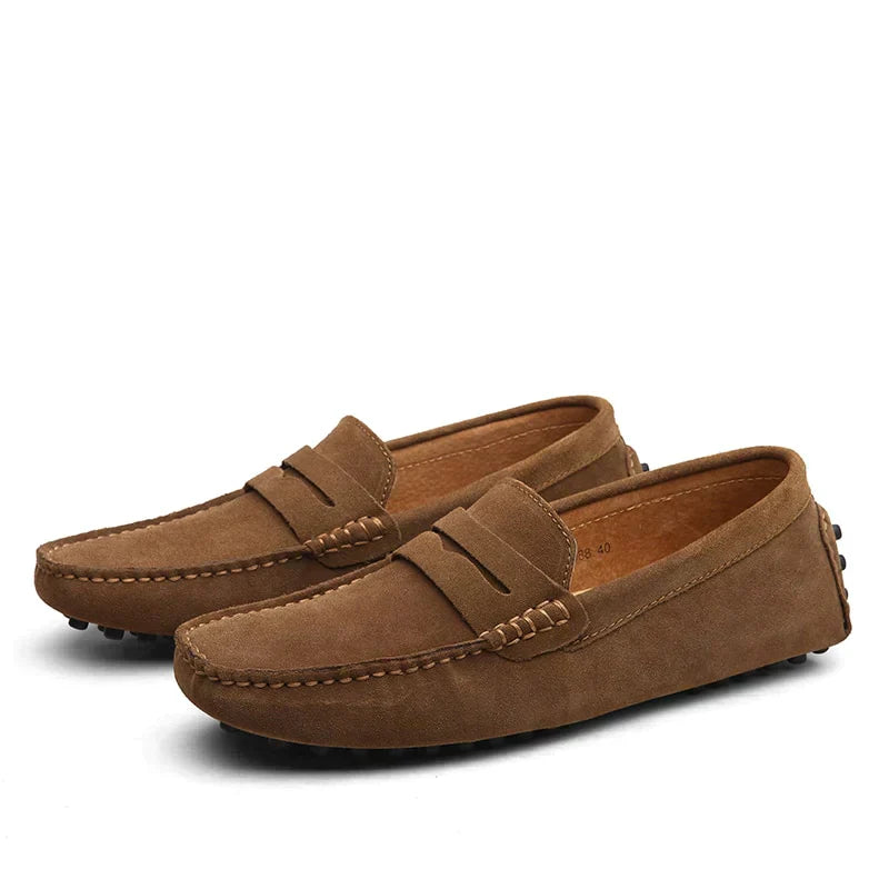 Braune Herren-Wildleder-Mokassins mit genähten Details und Gummisohle, ideal für Freizeit und Business, stilvolle und bequeme Schuhe.