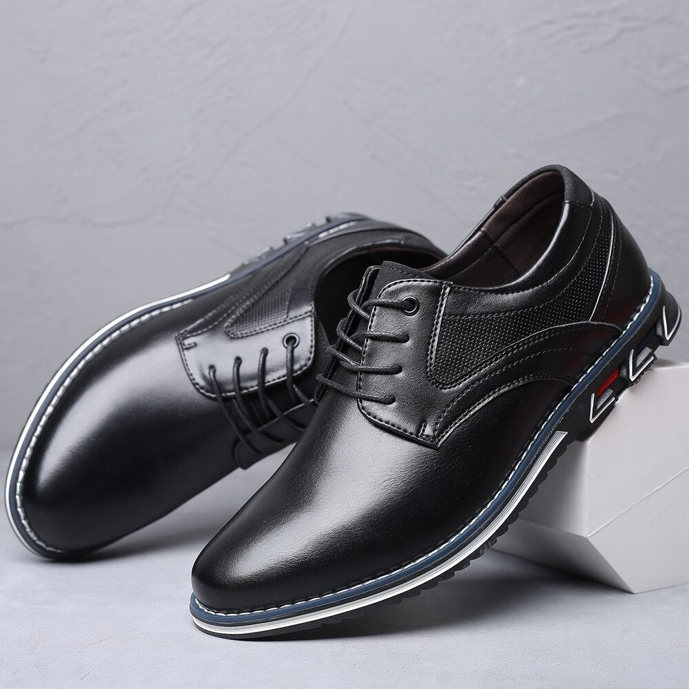 Schwarze Herren-Lederschnürschuhe mit blauer Sohle, elegantes Design, auf grauem Hintergrund. Perfekt für Business und formelle Anlässe.