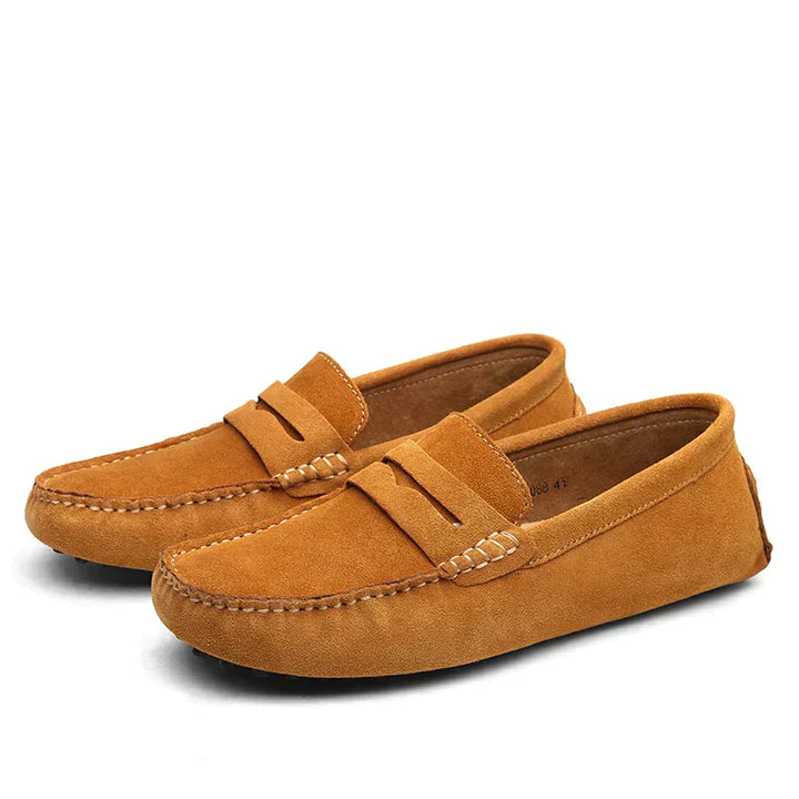 Braune Wildleder-Mokassins für Herren, klassisches Design, rutschfeste Sohle, ideal für Freizeit und Büro, bequeme Passform, modische Herrenschuhe.