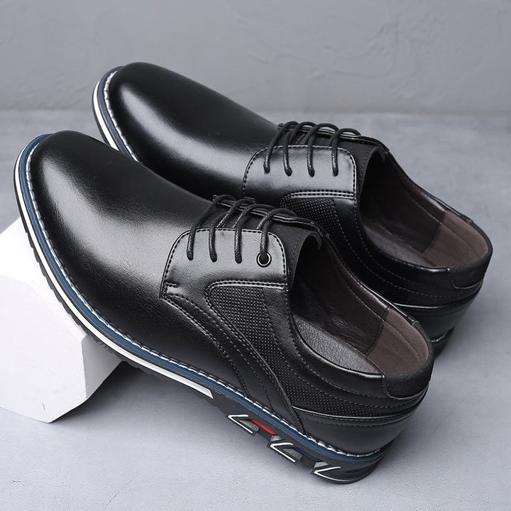 Schwarze Herrenschuhe aus Leder mit Schnürsenkeln, elegantes Design, rutschfeste Sohle, ideal für Business und Freizeit. Hochwertige Verarbeitung.