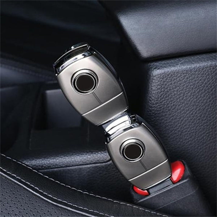 Zwei silberne Autoschlüssel in einer schwarzen Lederhalterung im Auto. Hochwertige Fahrzeugschlüssel, modernes Design, Autoinnenraum.