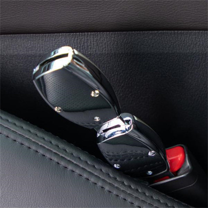 Schwarzer Autositz mit Sicherheitsgurt-Steckdose, Nahaufnahme. Hochwertiges Autointerieur, Sicherheitsgurt, Fahrzeugausstattung.