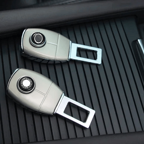 Zwei silberne Autoschlüssel auf schwarzer Ablage im Auto. Hochwertige Fahrzeugschlüssel, modernes Design, Autoinnenraum.