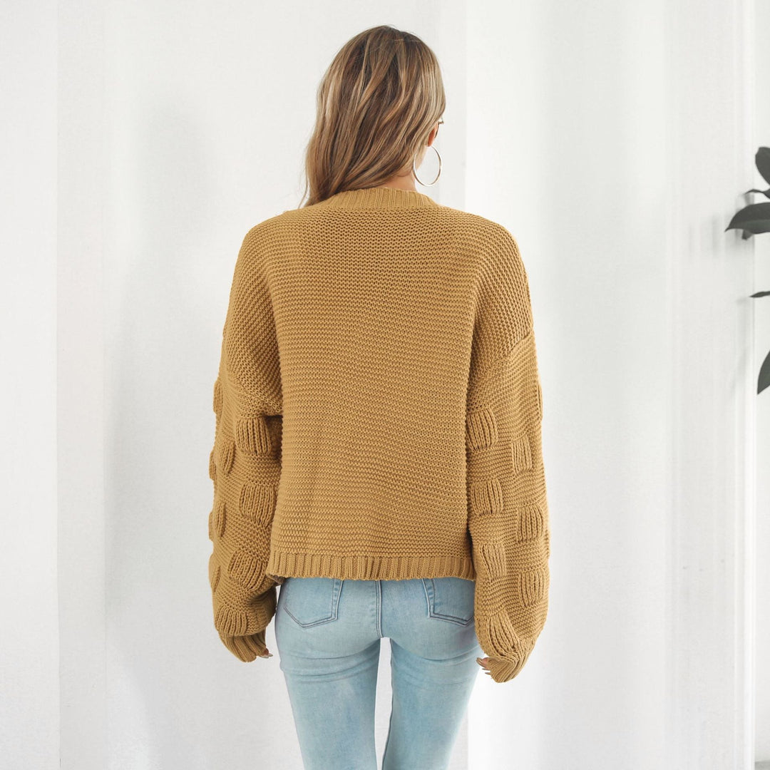 Frau in beige Strickpullover und blauer Jeans, Rückansicht. Modetrend, Herbstmode, gemütlicher Strick, lässiger Stil, Damenbekleidung.