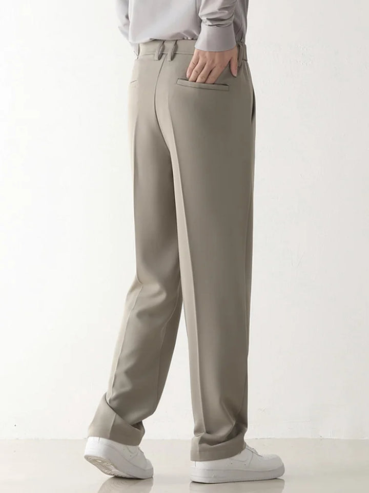 Beige Herrenhose, gerade geschnitten, aus Baumwolle, mit Gesäßtaschen. Perfekt für Business- und Freizeitoutfits. Elegante Herrenmode.