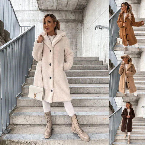 Frau in weißem Teddy-Mantel auf Treppe, kombiniert mit beigen Stiefeln und Tasche. Drei weitere Mantelvarianten in Braun und Beige rechts abgebildet.