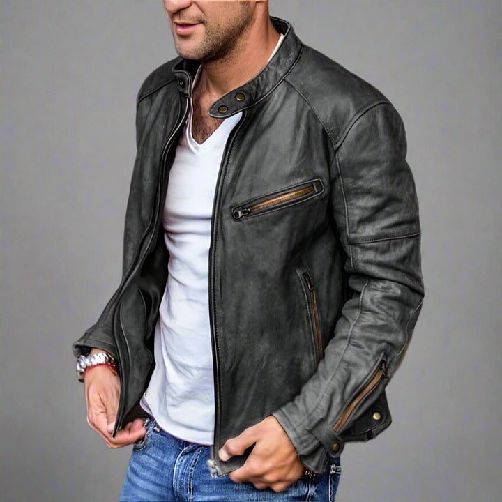 Mann in schwarzer Lederjacke, weißem T-Shirt und blauer Jeans. Modische Herrenbekleidung, lässiger Stil, trendige Lederjacke.
