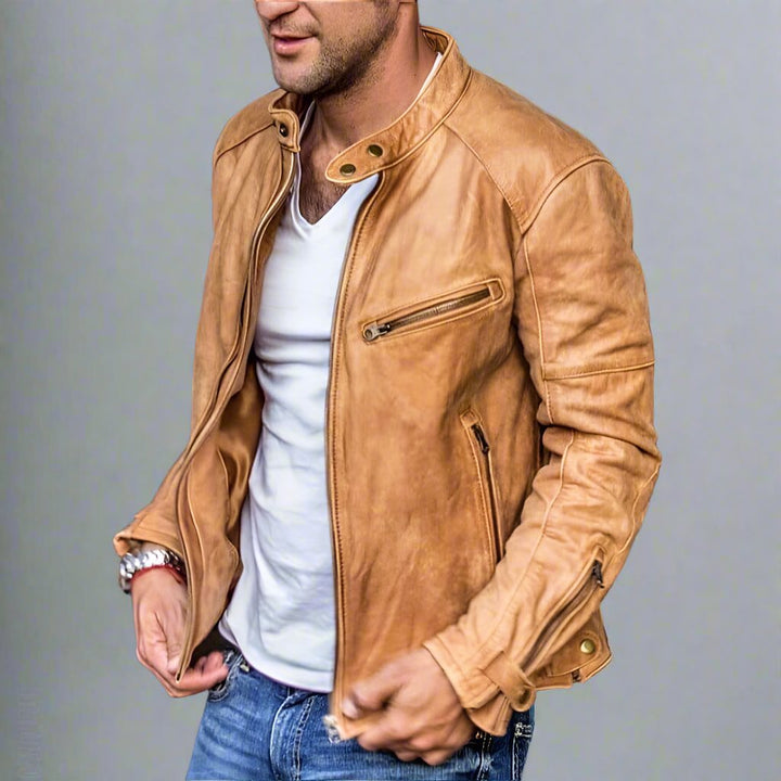 Mann in brauner Lederjacke, weißem T-Shirt und blauer Jeans. Modetrend, Herrenbekleidung, stilvolle Freizeitmode, Lederjacke Herren.