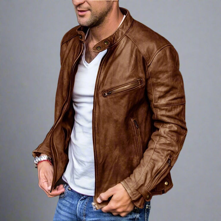 Mann in brauner Lederjacke, weißem T-Shirt und blauer Jeans. Modischer Look, Herrenbekleidung, lässiger Stil, Lederjacke Herrenmode.