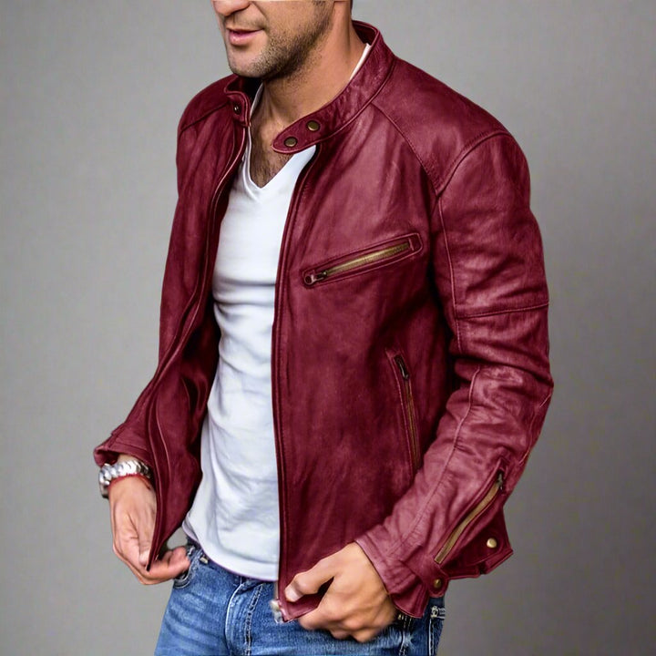 Mann in roter Lederjacke, weißem T-Shirt und blauer Jeans. Modische Herrenbekleidung, stilvolle Lederjacke, Freizeitlook.