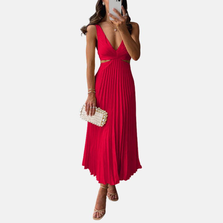 Frau in rotem, ärmellosem Kleid mit tiefem Ausschnitt, hält eine Perlen-Clutch, trägt Sandalen. Elegante Abendmode, stilvoller Look.
