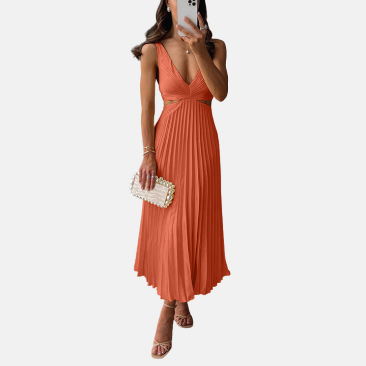 Frau in elegantem, orangefarbenem Abendkleid mit V-Ausschnitt und Plisseefalten, hält eine Perlenhandtasche, trägt Sandalen. Perfekt für Sommermode.