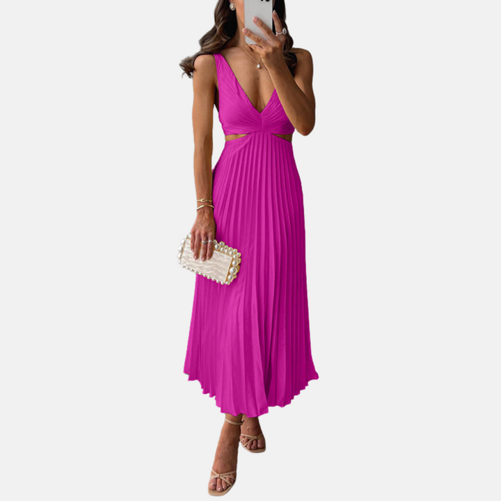 Frau in fuchsiafarbenem, ärmellosem Kleid mit Plisseefalten, hält eine Perlenhandtasche, trägt Sandalen. Elegantes Sommeroutfit, Mode, Abendkleid.