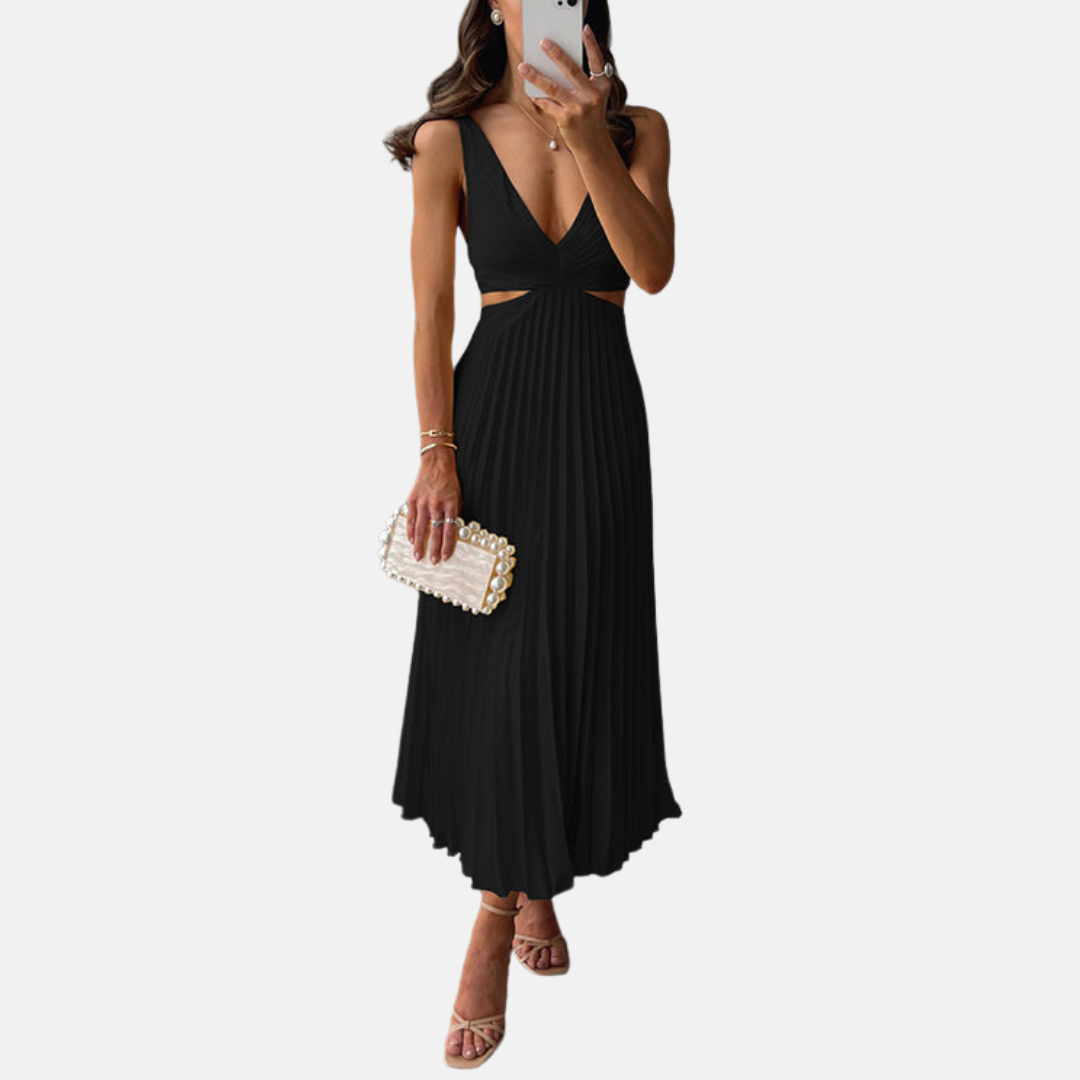 Schwarzes Abendkleid mit tiefem V-Ausschnitt und Cut-Outs, getragen von Frau mit Clutch und Sandaletten. Elegantes Design, ideal für festliche Anlässe.