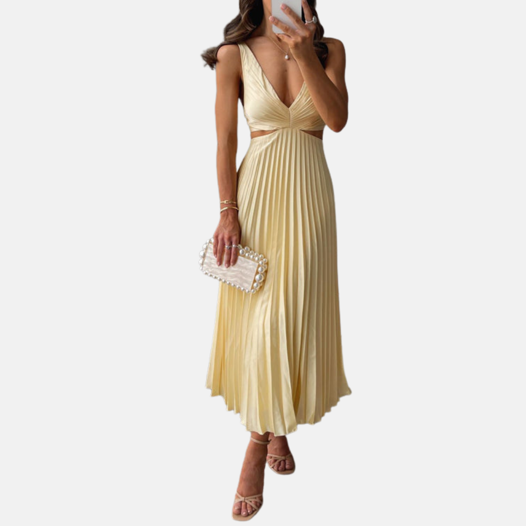 Frau in elegantem, ärmellosem, plissiertem, gelbem Kleid mit V-Ausschnitt, hält weiße Perlenhandtasche, trägt Sandalen. Perfekt für Sommermode.