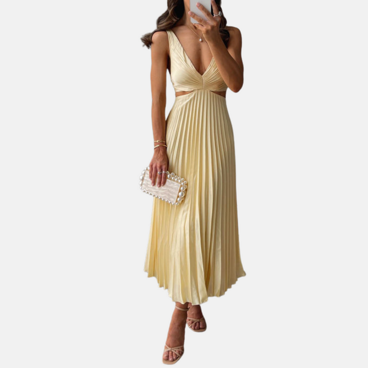 Frau in elegantem, ärmellosem, plissiertem, gelbem Kleid mit V-Ausschnitt, hält weiße Perlenhandtasche, trägt Sandalen. Perfekt für Sommermode.