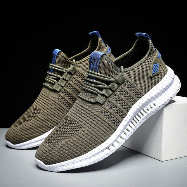 Olivgrüne Herren-Sneaker mit weißer Sohle, atmungsaktivem Mesh-Obermaterial und blauen Akzenten. Modische Sportschuhe für Freizeit und Fitness.