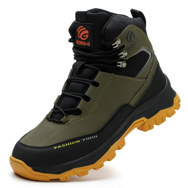 Grüner Wanderschuh mit schwarzem und orangefarbenem Akzent, robustem Profil, Schnürung und Markenlogo. Ideal für Outdoor-Aktivitäten und Trekking.