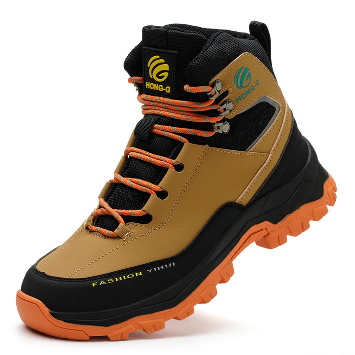 Brauner Wanderschuh mit orangefarbenen Schnürsenkeln und rutschfester Sohle, ideal für Outdoor-Aktivitäten. Robustes Design, hoher Tragekomfort.