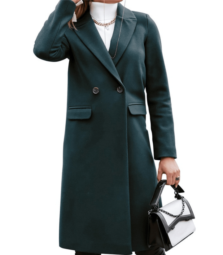 Damen Wintermantel in Dunkelgrün, elegantes Design mit Knopfleiste, kombiniert mit weißer Handtasche. Perfekt für stilvolle Wintermode.