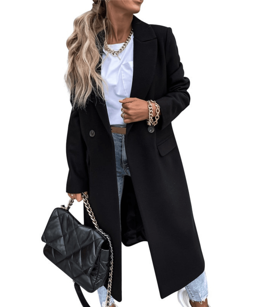 Frau in schwarzem Mantel, weißem Top und Jeans, trägt schwarze gesteppte Handtasche mit Kettengriff. Modetrend, Damenmode, eleganter Look.