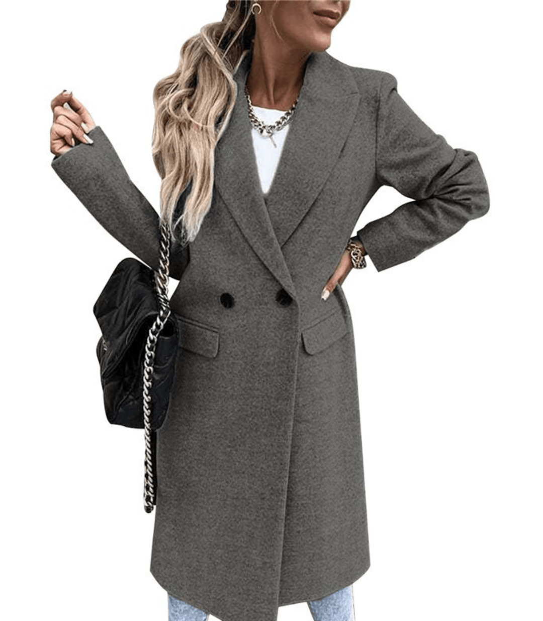 Dame in grauem Wollmantel, trägt schwarze Tasche mit Kettengurt, weiße Bluse und Jeans. Modischer Herbstlook, eleganter Damenmantel.