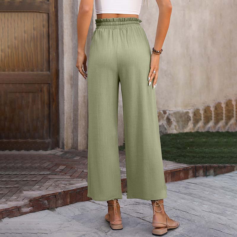 Grüne Damenhose mit weitem Bein, hoher Taille und elastischem Bund, getragen von einer Frau. Perfekt für Sommermode und lässige Outfits.