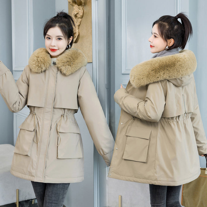 Frau in beiger Winterjacke mit Kunstpelzkragen, Vorder- und Rückansicht. Modische Damenbekleidung, warme Jacke, Wintermode, stilvoller Look.