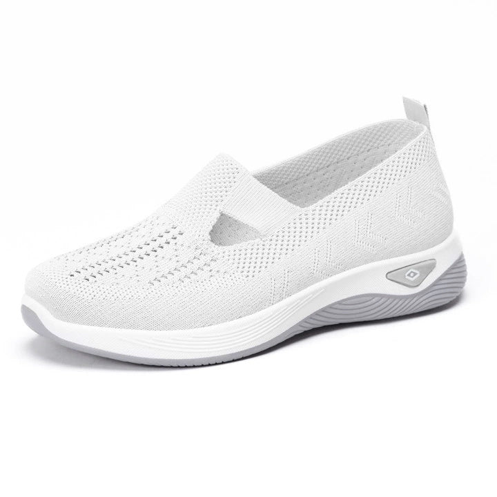 Weiße Damen-Slip-On-Sneaker mit atmungsaktivem Strick-Obermaterial und rutschfester Sohle. Bequeme Freizeitschuhe für Alltag und Sport.