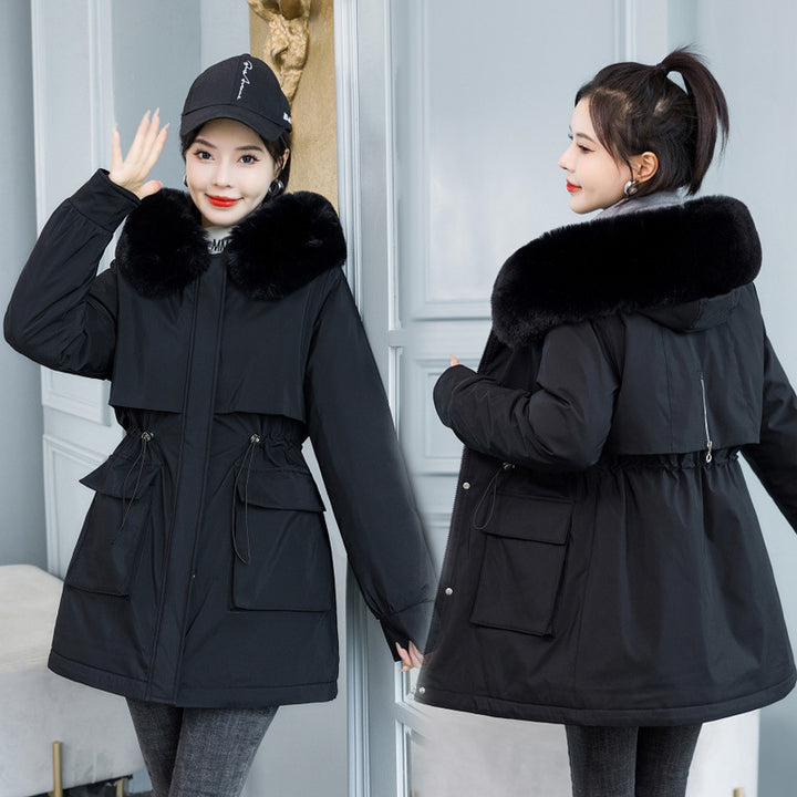 Zwei Frauen in eleganten, schwarzen Wintermänteln mit Kunstpelzkragen, eine von vorne, eine von hinten, in modernem, stilvollem Design.