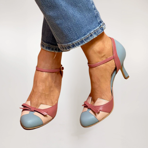 Damen High Heels in Rosa und Blau mit Schleifen-Detail, kombiniert mit blauen Jeans. Modische Schuhe, elegantes Design, ideal für trendige Outfits.