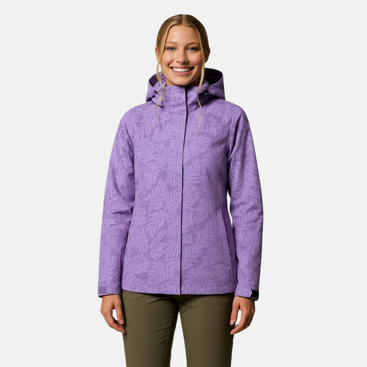 Frau in lila Outdoor-Jacke mit Blattmuster, Kapuze und Reißverschluss, lächelt. Perfekt für Wandern und Freizeit. Hochwertige Damenbekleidung.