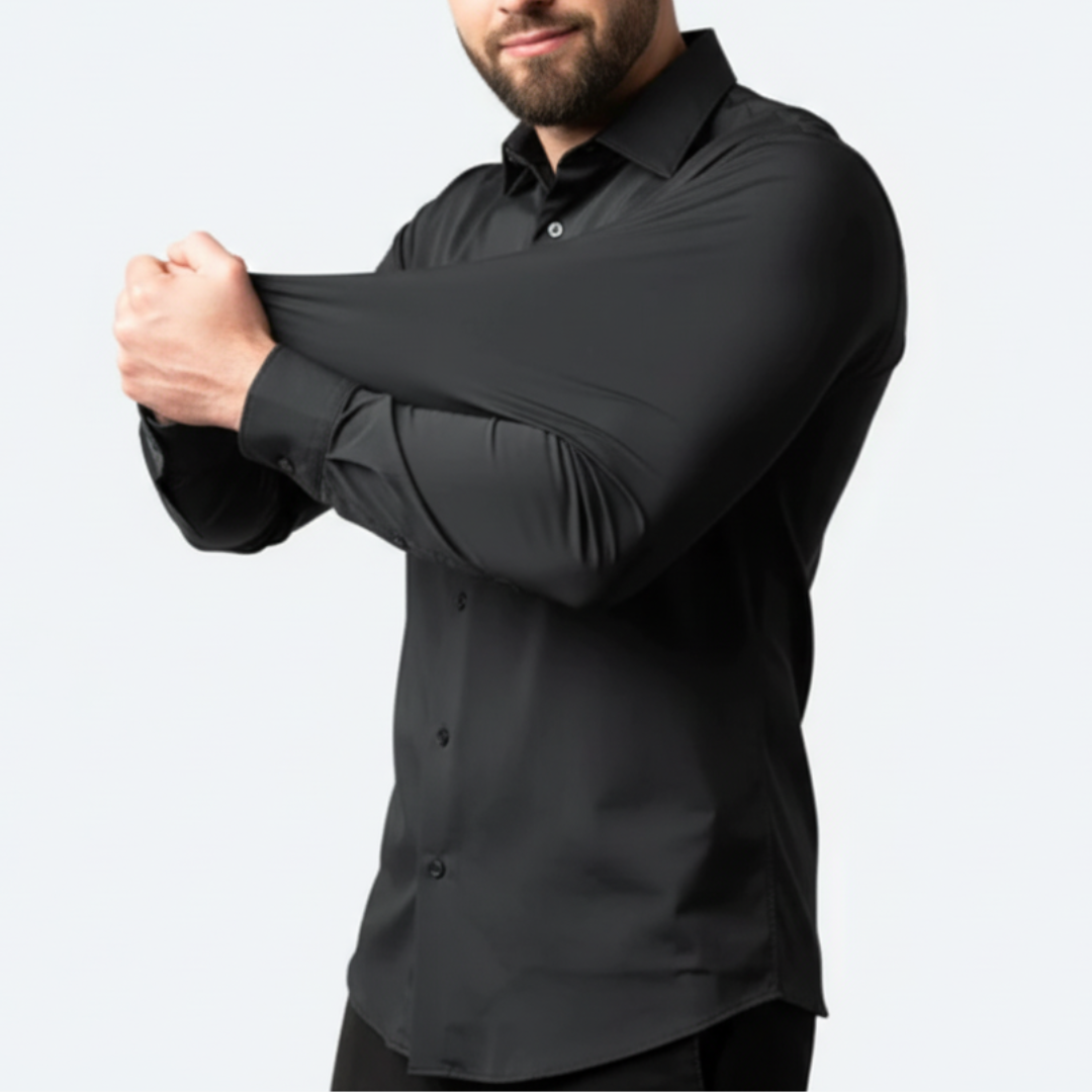 Ein Mann in einem schwarzen, dehnbaren Hemd dehnt den Ärmel, um die Flexibilität des Stoffes zu zeigen.
