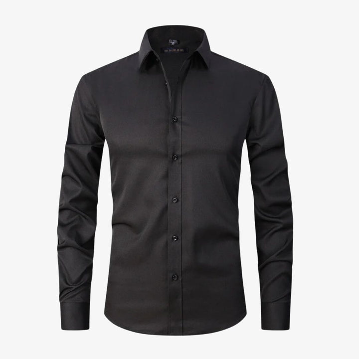 Schwarzes, langärmeliges Ultra-Stretch-Hemd für Herren in Slim-Fit-Passform.
