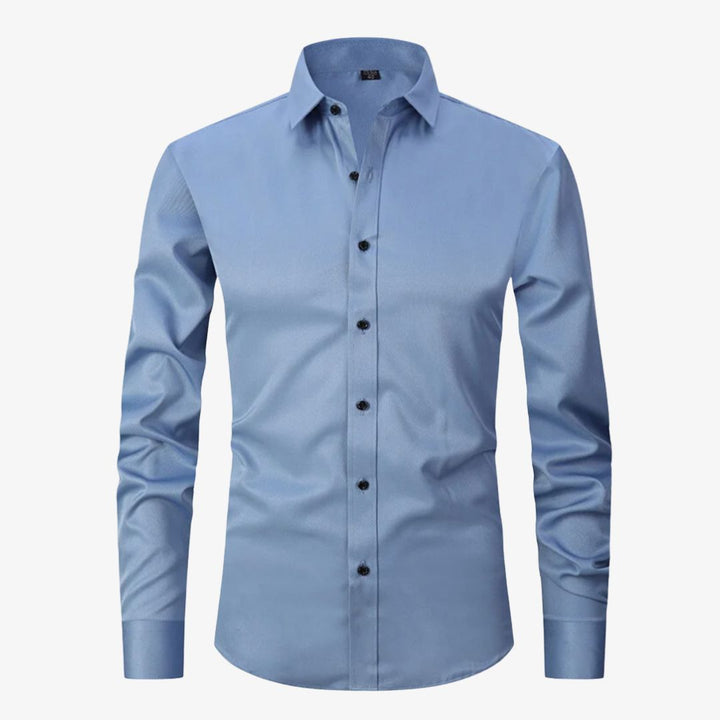 Hellblaues, langärmeliges Ultra-Stretch-Hemd für Herren in Slim-Fit-Passform. 