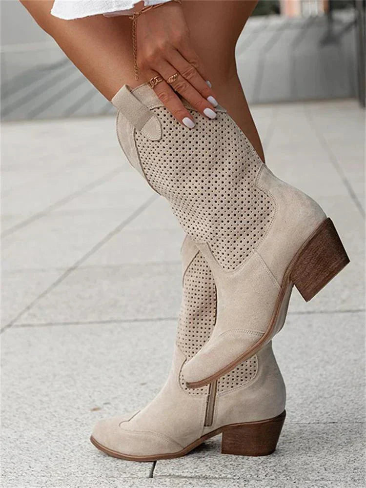 Damen Cowboy Stiefel aus beigem Wildleder mit Blockabsatz und perforiertem Design, ideal für modische Herbst- und Frühlingsoutfits.