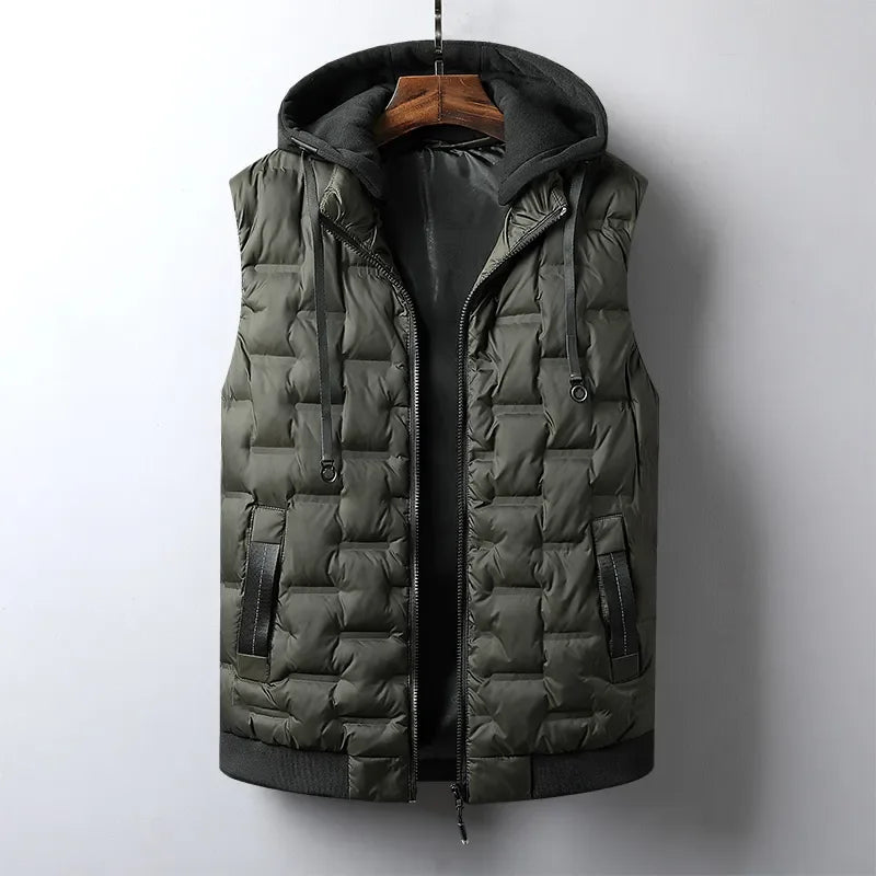 Dunkelgrüne Steppweste mit Kapuze, Reißverschluss und Kordelzug. Modische Herrenbekleidung, ideal für Herbst und Winter.