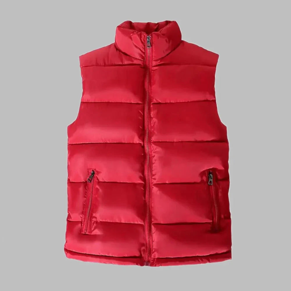 Rote Steppweste mit Reißverschluss, ärmellos, isoliert, ideal für Herbst- und Wintermode. Perfekt für Outdoor-Aktivitäten und Freizeitkleidung.