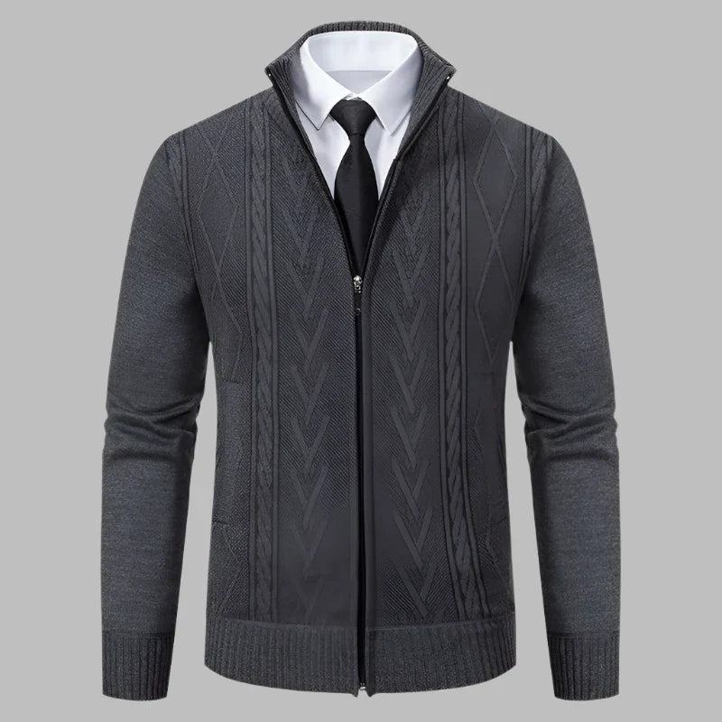 Grauer Herren-Strickjacke mit Reißverschluss, elegantem Zopfmuster, kombiniert mit weißem Hemd und schwarzer Krawatte. Ideal für Business-Looks.
