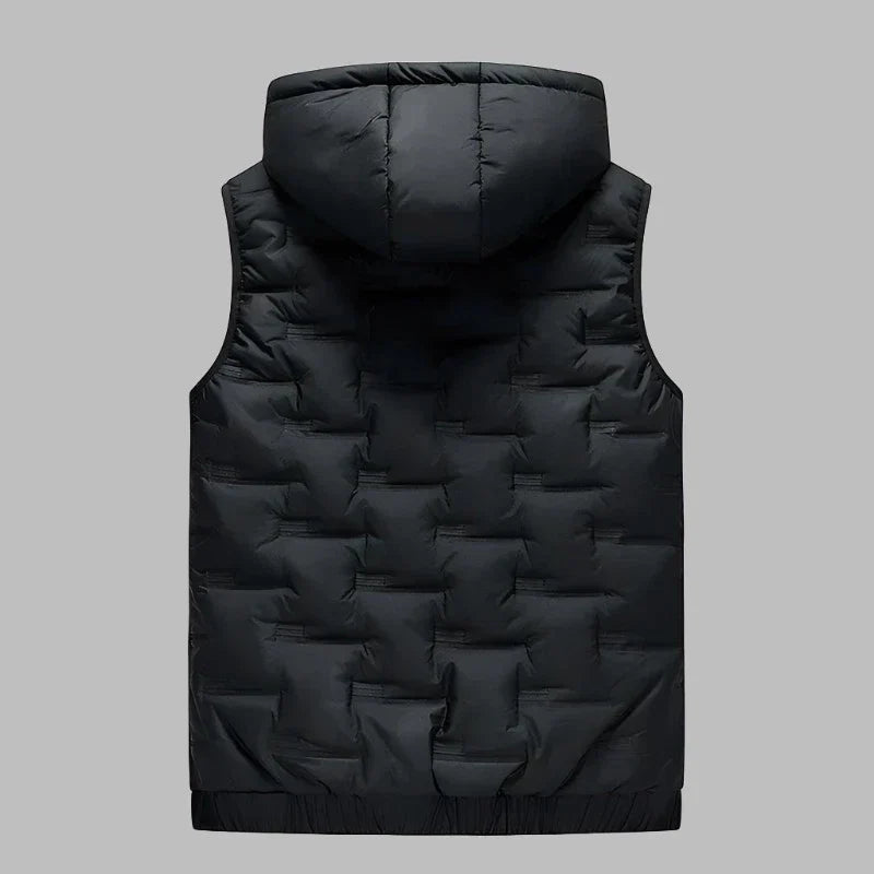 Schwarze Daunenweste mit Kapuze, ärmellos, isoliert, Rückansicht. Perfekt für Outdoor-Aktivitäten, modisch und warm. Ideal für Herbst und Winter.