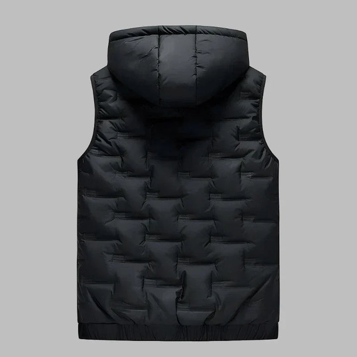 Schwarze Daunenweste mit Kapuze, ärmellos, isoliert, Rückansicht. Perfekt für Outdoor-Aktivitäten, modisch und warm. Ideal für Herbst und Winter.