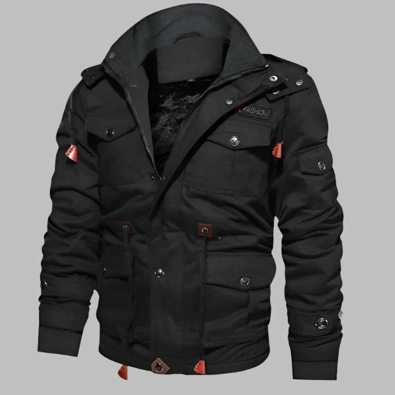 Schwarze Herrenjacke mit Kapuze, mehreren Taschen und Knöpfen, ideal für Wintermode. Stilvolle, warme Outdoor-Jacke für Männer.