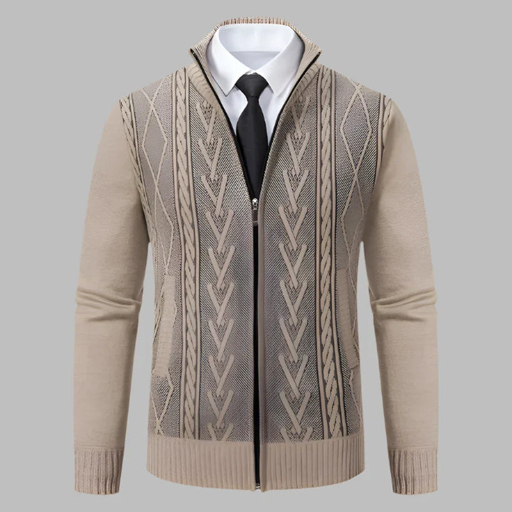 Beige Herren-Strickjacke mit Reißverschluss, Zopfmuster und Kragen, über weißem Hemd und schwarzer Krawatte. Elegante Herrenmode, stilvoll und modern.