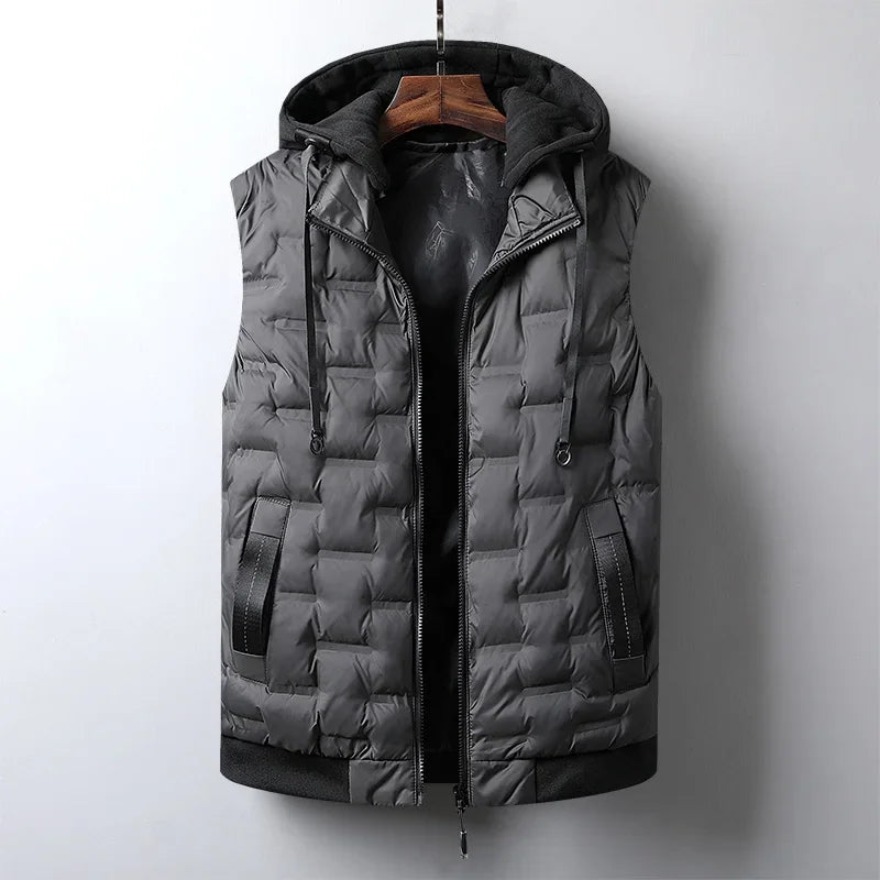 Graue Herren-Steppweste mit Kapuze, Reißverschluss und Kordelzug. Modische Winterbekleidung, warm und stilvoll. Ideal für Outdoor-Aktivitäten.