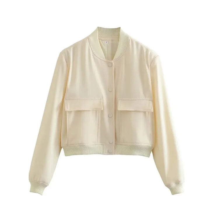 Cremefarbene Bomberjacke mit langen Ärmeln, geripptem Kragen und zwei großen Fronttaschen. Modische Damenjacke, ideal für Herbst und Frühling.