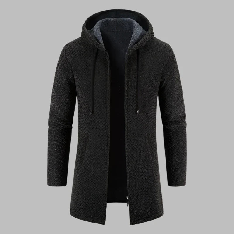 Schwarzer Herrenmantel mit Kapuze, Reißverschluss und Taschen, stilvoll und warm, ideal für Herbst und Winter. Hochwertige Herrenmode.