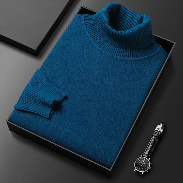 Blauer Rollkragenpullover in Geschenkbox auf schwarzem Hintergrund, neben einer eleganten Armbanduhr. Hochwertige Mode, stilvolles Design.