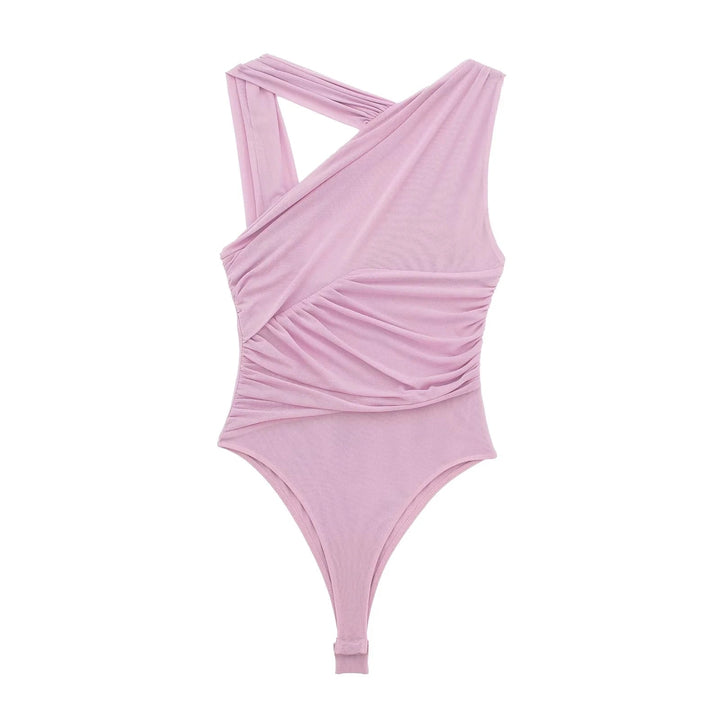 Rosa asymmetrischer Damen-Body mit drapiertem Design, ärmellos, aus weichem Stoff. Perfekt für Sommermode und elegante Outfits.