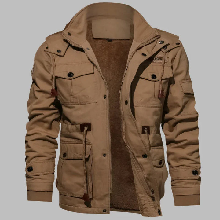 Beige Herren-Winterjacke mit Kapuze, Reißverschluss und Knöpfen. Mehrere Taschen, warm gefüttert. Ideal für Outdoor-Aktivitäten und kaltes Wetter.