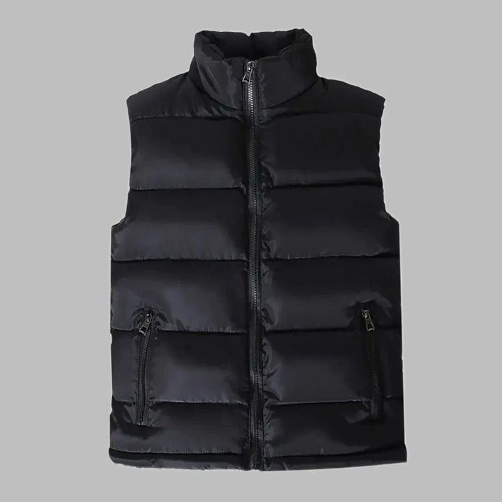 Schwarze Steppweste mit Reißverschluss, ärmellos, isoliert, ideal für Herbst- und Wintermode. Perfekt für Outdoor-Aktivitäten und Freizeitkleidung.